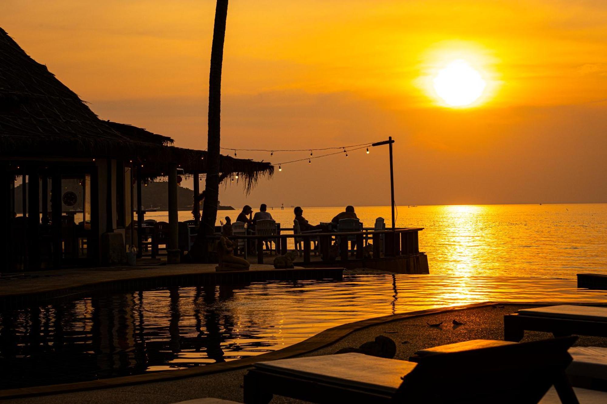 Lipa Lodge Beach Resort Lipa Noi Eksteriør billede